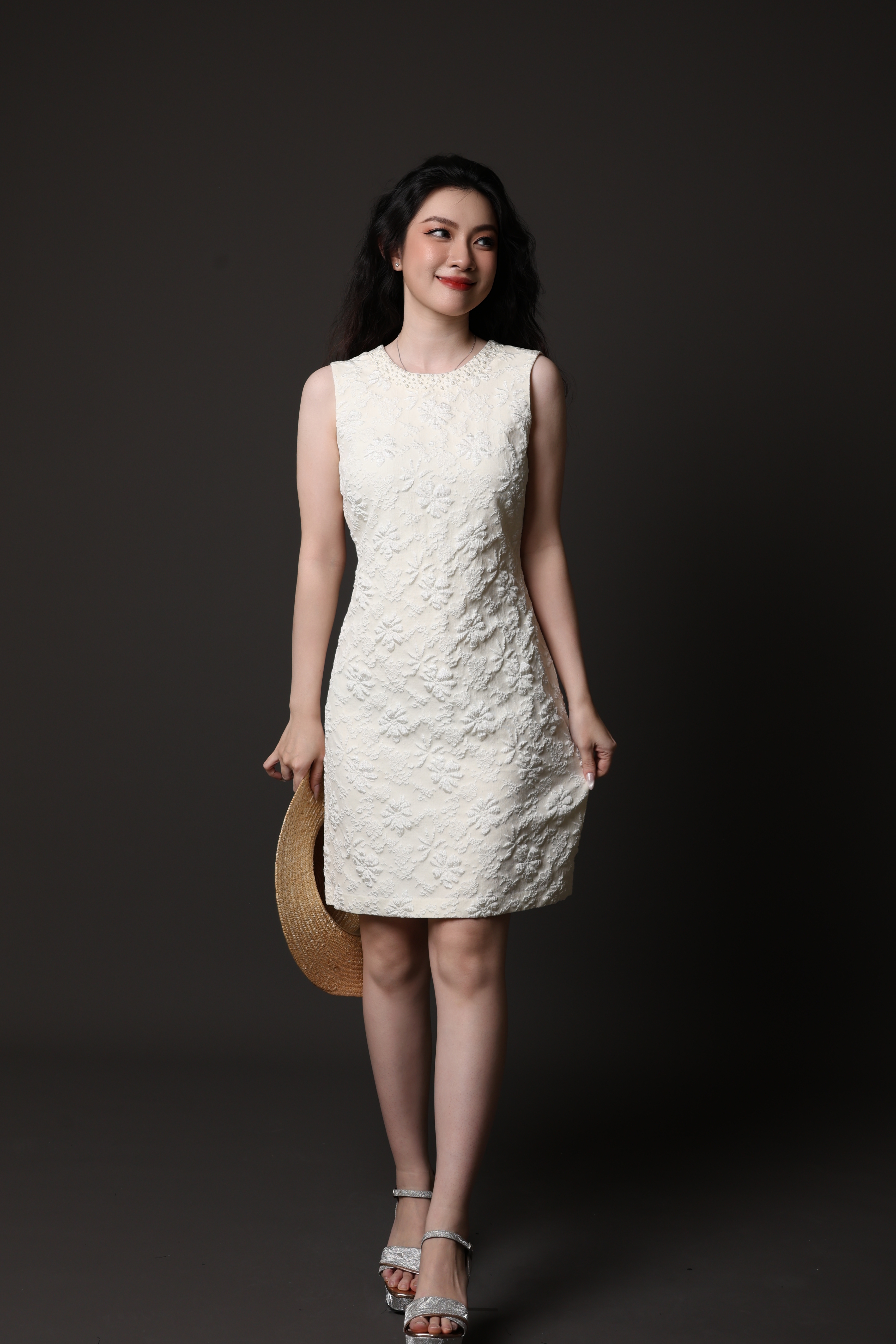 đầm a đính cổ